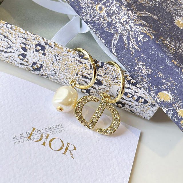 Dior飾品 迪奧經典熱銷款不對稱CD珍珠耳釘  zgd1188